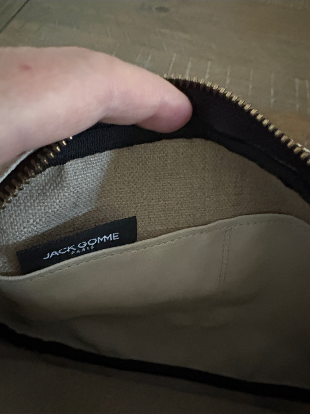 Jack Gomme NWOT Crossbody Bag with Contrasting Black Strap and linen lining. - Picture 9 of 11